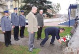 Brodnica. Bukiet kwiatów pod obeliskiem poległych