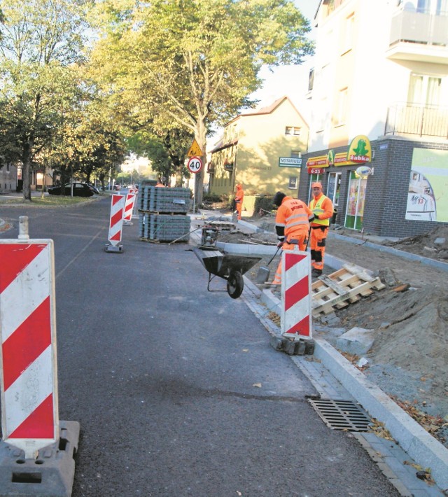 Przebudowa fragmentu ul. Bankowej ma być zakończona w połowie listopada. Kończone są chodniki i zatoki parkingowe.