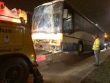 Wypadek na placu Hoffmanna w Toruniu. Dlaczego autobus uderzył w słup? Jedna z poszkodowanych wciąż jest w szpitalu