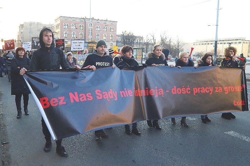 Kiluset protestujących pracowników sądu przemaszerowało...