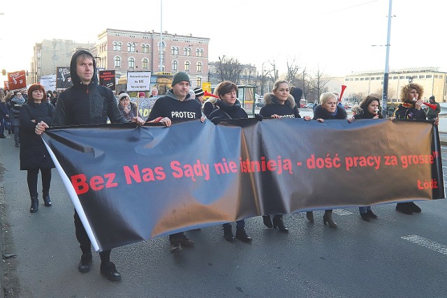 Kiluset protestujących pracowników sądu przemaszerowało ulicami w pobliżu sądu przy Placu Dąbrowskiego. Domagali się podwyżki płac, ale również wyrównania ich zarobków z ostatnich 8 lat.