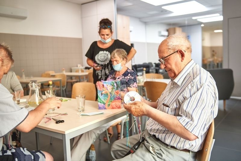 Przy ul. Tuwima w Łodzi otwarto nowoczesny dom. Są w nim miejsca dla seniorów, którzy chcą spędzać aktywnie czas