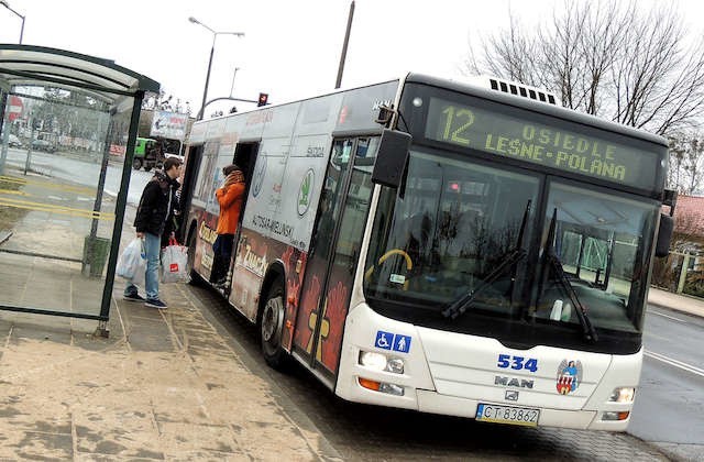 Od wtorku już nie tylko autobusy nr 12 będą obsługiwać okolice tzw. osiedla Jar. Dotrą tu też inne linie, o co od dawna upominali się pasażerowie