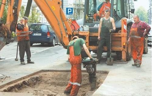 Drogowcy mieli cała ulicę tylko dla siebie. Mimo to jednak nie dokończyli swoich prac