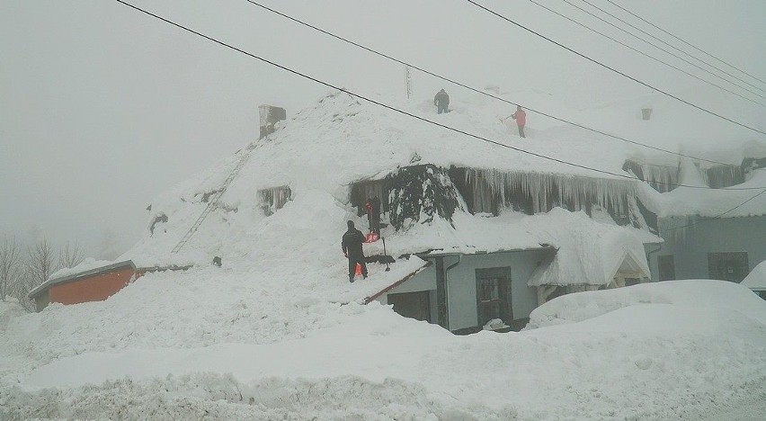 Beskidy: Śnieg zalega na dachach. Sytuacja jest kryzysowa. IMGW wydało ostrzeżenie