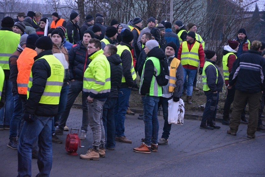 Protest rolników pod Wieruszowem. Zablokowano wjazd do zakładu Wędlinka [ZDJĘCIA]