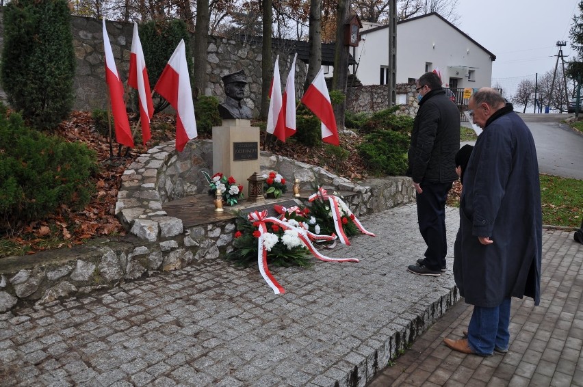 W gminie Skawina pod pomnikiem gen. Józefa Hallera w...