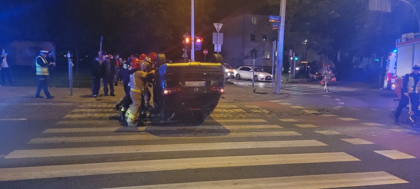 Wypadek na Pilczyckiej we Wrocławiu. Nissan dachował po zderzeniu z fordem