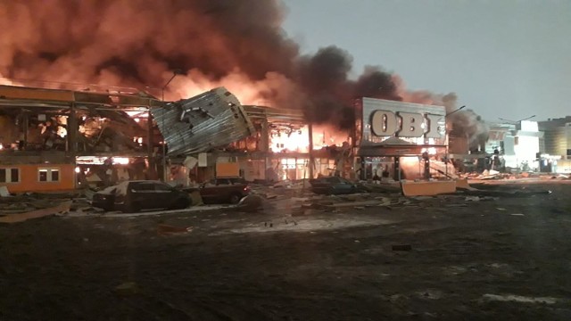 Pożar centrum handlowego Mega Chimki pod Moskwą. Ogień spowodował zawalenie się części konstrukcji.