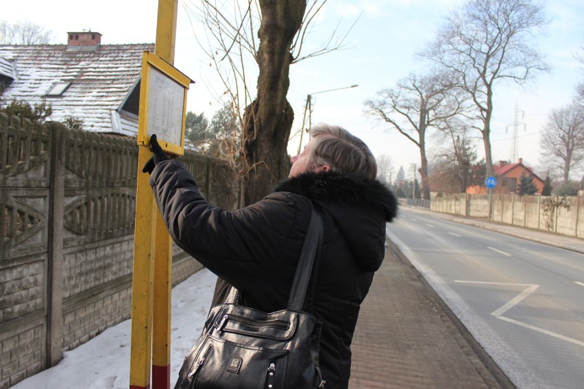 Na ul. Zwycięstwa pod budowę wiaty autobusowej usunięto płot