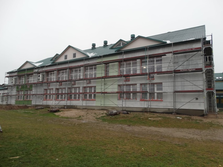 Szkoła Podstawowa w Czerwinie z nową elewacją i panelami fotowoltaicznymi. Co jeszcze się zmieni?