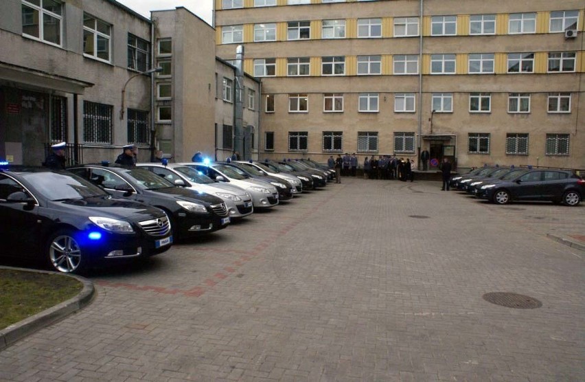 W służbie policji są także nieoznakowane Ople Insignia. Auta...