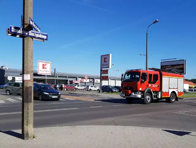 Oficer dyżurny ze stanowiska dowodzenia KM PSP w Bydgoszczy informuje, że bydgoscy strażacy nie mają dziś spokoju. Najpierw otrzymali wezwanie do pożaru śmieci przy ul. Toruńskiej, a około godz. 16.00 zostali wezwani do gaszenia palących się traw przy ulicy Kaplicznej w Fordonie (w galerii zdjęcia z tej akcji). Na szczęście, obie interwencje nie były groźne i akcje szybko się zakończyły.Od poniedziałku zamiana pogody! (źródło TVN/X-News):