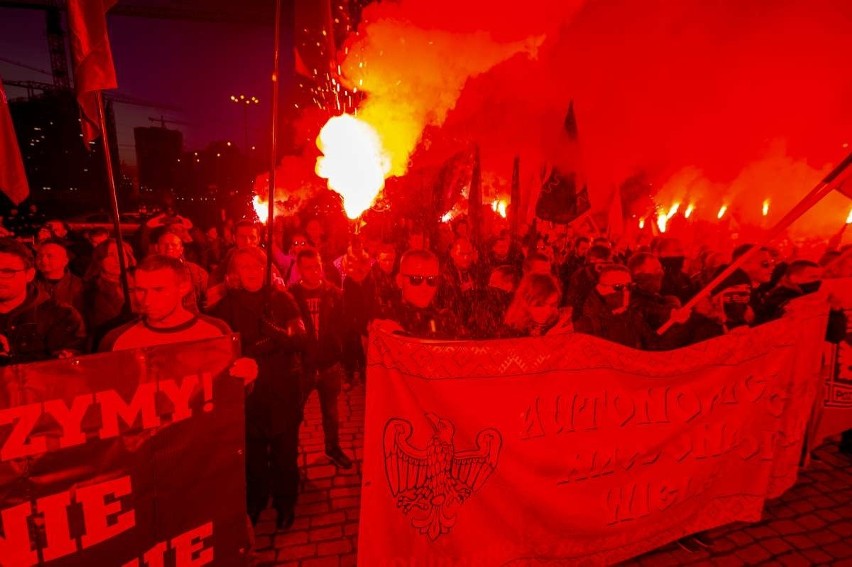 Kilkaset osób wzięło udział w Marszu Zwycięstwa, który w...