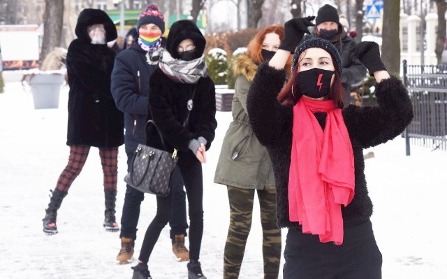 „One Billion Rising. Nazywam się Miliard”, to nietypowa akcja, która ma na celu zwrócenie uwagi na przemoc seksualną wobec dziewcząt i kobiet. Dlaczego miliard? Bo tyle kobiet na całym świecie zostało dotkniętych przemocą seksualną. - 40 proc. Polek doświadczyło jakiejś formy przemocy seksualnej, a 90 proc. przyznaje, że doznało niechcianych zachowań o podłożu seksualnym - podkreślają organizatorki. 14 lutego w wielu miastach w Polsce zatańczono przeciwko przemocy. Organizatorem wydarzenia był Instytut Równości oraz Lubuskie Stowarzyszenie na Rzecz Kobiet BABA. Bogumiła Burda ze stowarzyszenia BABA podkreślała, że problem gwałtu w Polsce i na świecie jest naprawdę poważny. Z kolei Kacper Kubiak z Instytutu Równości powiedział, że zgromadzeni tańczyć będą do dwóch wersji utworu: polskiej i angielskiej. Każda trwała po trzy minuty.