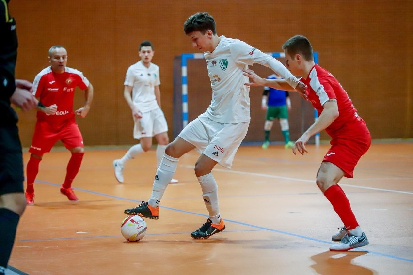 W listopadzie Widzew (na czerwono) wygrał z Futbalo 9:2 w...