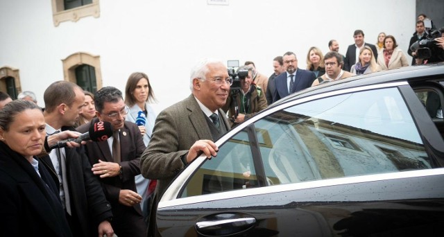 Prokuratura generalna Portugalii uznała premiera Antonio Costę (w środku kadru) za podejrzanego o nadużycie władzy w związku z aferą korupcyjną
