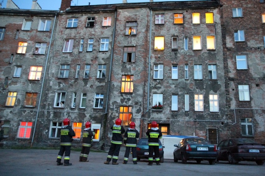 Wrocław: Samobójca przy ul. Pobożnego. Chciał wyskoczyć z IV piętra (ZDJĘCIA)
