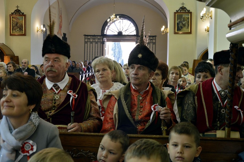 Staszkówka. Uroczyście świętowano rocznice niepodległości. W kościele odsłonięto okolicznościową tablicę