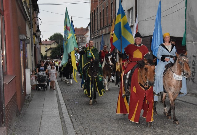 Przemarsz rozpoczynający 46. Wielki Turniej Rycerski w Golubiu-Dobrzyniu