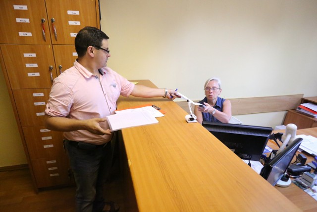 Paweł Cybulski złożył w poniedziałek swój pisemny apel pracownikom słupskiego magistratu.