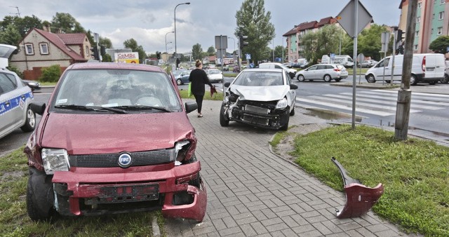 Do zderzenia doszło w piątek (30 czerwca) na skrzyżowaniu ulic Batorego, Rzeźniczaka i Zamoyskiego. Kierujący hyundaiem wjechał pod fiata. Po zderzeniu oba samochody wypadły z drogi.Kierujący fiatem jechał ul. Batorego prosto w kierunku Trasy Północnej. Z ul. Rzeźniczka wyjeżdżał kierujący hyundaiem. Niestety wjechał prosto pod fiata. Do zdarzenia doszło na środku skrzyżowania. – Robiłem co tylko się dało, żeby nie uderzyć w hyundaia – opowiada kierowca fiata.Kierującego hyundaiem zmylił kierunkowskaz włączony przez kierowcę fiata. – Tak, włączyłem kierunkowskaz, ale daleko przed skrzyżowaniem, bo zmieniałem pas ruchu – wyjaśniał kierowca fiata.Uczestnikom zderzenia nic się nie stało. Pogotowie zostało jednak wezwane do pieszej, która była blisko całego zdarzenia. Obok niej zatrzymały się samochody zaraz po zderzeniu. Wystraszona doznała szoku i potrzebna jej była pomoc medyczna. Z miejsca zdarzenia karetka pogotowia odwiozła kobietę do domu.Kierujący hyundaiem dostał mandat i punkty karne za spowodowanie kolizji.Zobacz też: Wypadek autokaru. Dzieci trafiły na badania do szpitala w Zielonej Górze