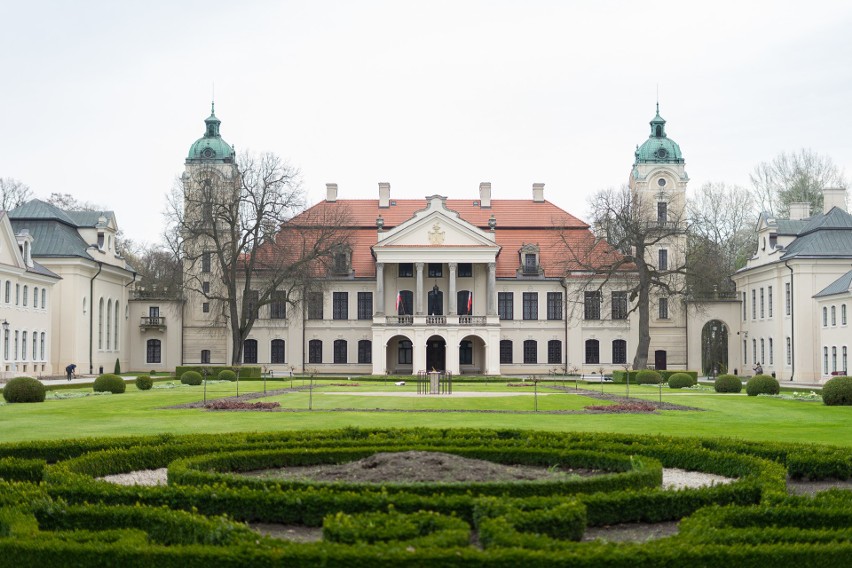 Lubisz spacerować? Park w Kozłówce to doskonałe miejsce na relaks w pięknym otoczeniu. Zobacz fotorelację