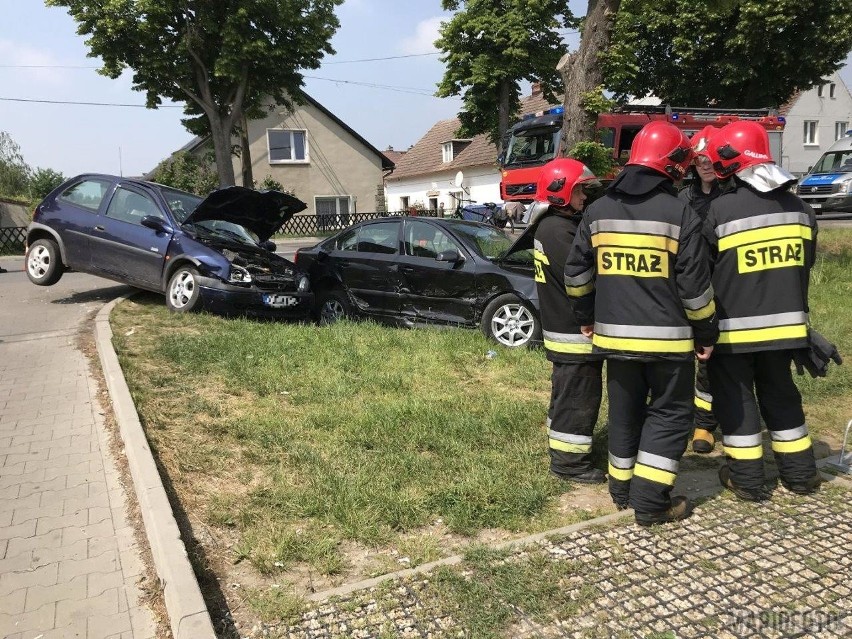 Dwa samochody zderzyły się dziś o godz. 11.30 na ul....