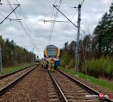 Tragiczny wypadek w Kłaju. Śmiertelne potrącenie przez pociąg. Opóźnienia w ruchu kolejowym