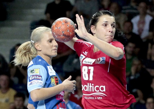 Hanna Jaszczuk (z piłką) zdobyła w Gdyni 5 bramek.