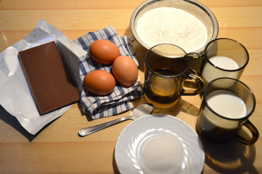Składniki: 3 jajka, 350 gramów mąki, 100 gramów cukru, 200...
