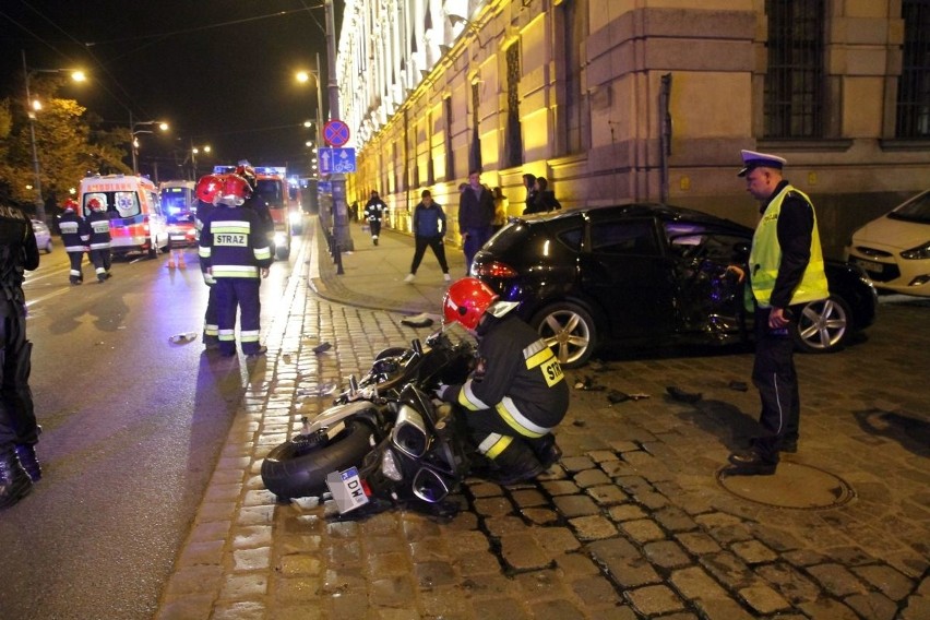 Wrocław: Motocykl zderzył się z seatem. 6 osób w szpitalu (ZDJĘCIA)