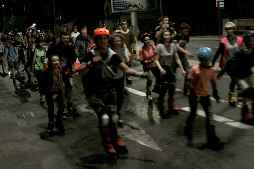 Nightskating w Radomiu. Rolkarze przejechali nocą ulicami...