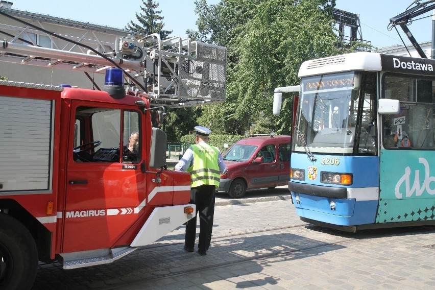 Wypadek tramwaju i wozu strażackiego na Teatralnej [ZDJĘCIA]