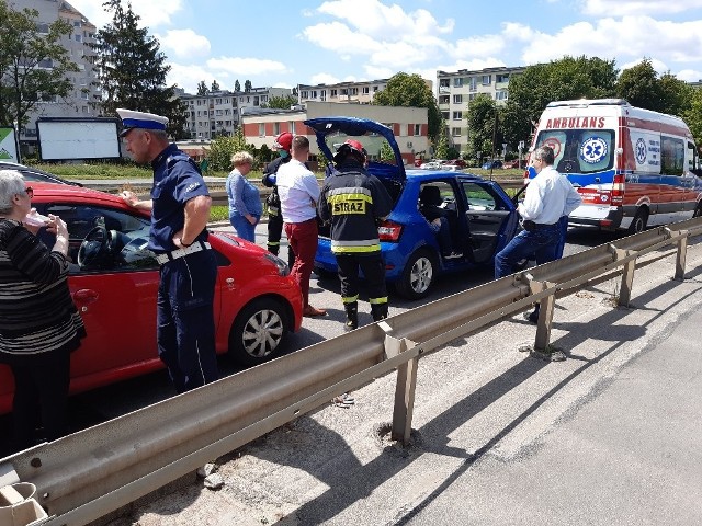 Wypadek służbowej skody Zarządu Dróg i Utrzymania Miasta na moście Dmowskiego