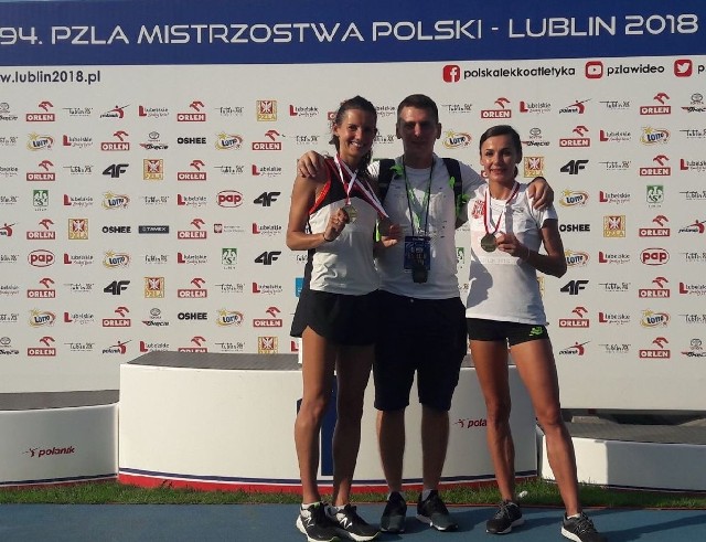 Matylda Kowal (z lewej) i Anna Sabat z trenerem Piotrem Kowalem oraz medalami.