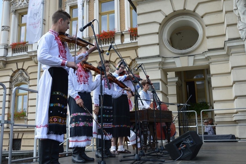 Tajlandzkie parasolki, żywiecki hajduk i słowackie gajdy na Święcie Dzieci Gór [ZDJĘCIA]