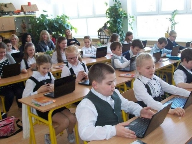 Uczniowie SP w Bierkowie z nowymi notebookami. 