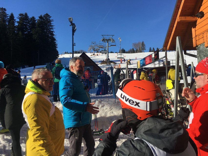 Zimowe szaleństwo w Korbielowie (gm. Jeleśnia). Dziennikarze walczyli o prymat w slalomie. Z Pilska (1557 m.n.p.m) jest piękny widok. Warto!