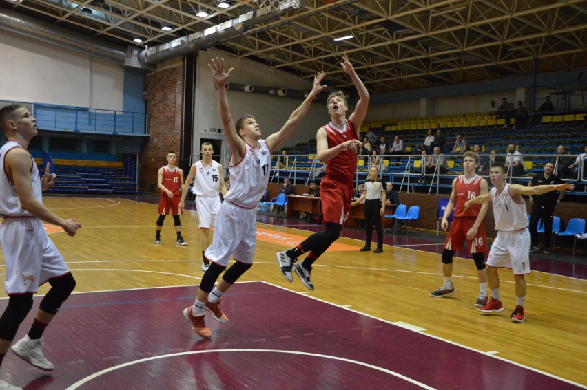 Mistrzostwa Polski Mężczyzn U-16. Koszykarze Czarni Słupsk w niedzielę będą walczyć o półfinał