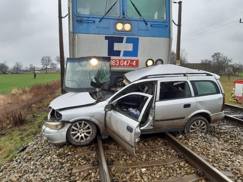 Poddębice: Tragiczny wypadek na przejeździe kolejowym. Nie żyje kierowca opla ZDJĘCIA