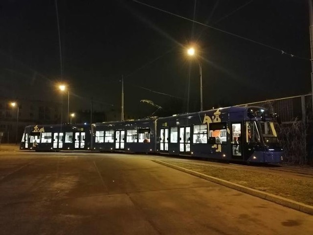 Pierwszy z nowych tramwajów zacznie wozić pasażerów po Krakowie za kilka tygodni