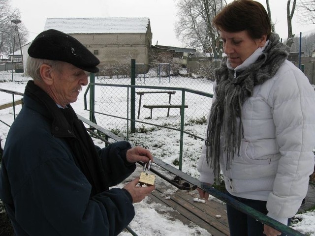 Jan Mądry wraz z żoną wczoraj zawiesił pierwszą kłódkę na Mostku Miłości w Krępie.