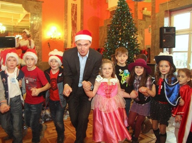 Dzieci porwały do tańca marszałka województwa świętokrzyskiego, Adama Jarubasa.