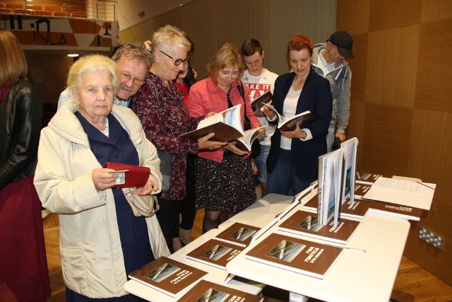 Podczas promocji książki  „Patroni ulic Stalowej Woli” można było kupić wydawnictwo i wielu z tego skorzystało