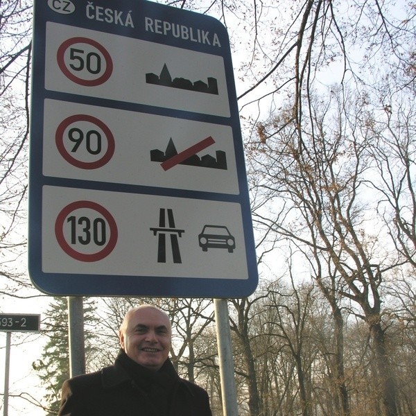 Po czeskiej stronie stoją już znaki informujące kierowców, z jakimi prędkościami mogą jeździć po tamtejszych drogach.
