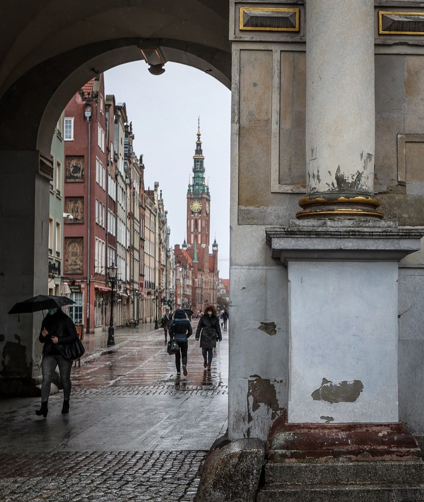 Chuligańskie napisy zniknęły ze Złotej Bramy w Gdańsku. Były widoczne nawet na Netfliksie!