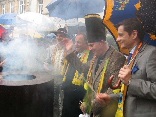 Fajkę gigant rozpalili m.in. (nz. od prawej) prezenter TVP Przemysław Babiarz, prezydent Przemyśla Robert Choma, burmistrz Zakopanego Janusz Majcher, zastępca prezydenta Przemyśla Wiesław Jurkiewicz.