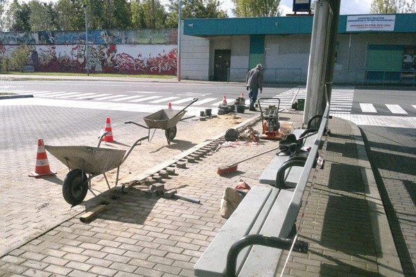 Wysepki dla pasażerów są zwężane, żeby autobusom łatwej było manewrować.