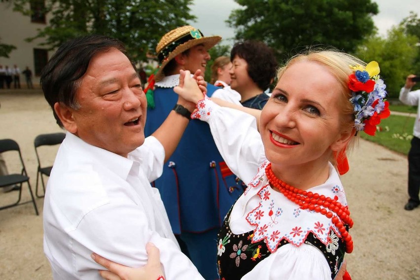 Przewodniczący Xiaohua Wang porwany do tańca przez tancerkę...